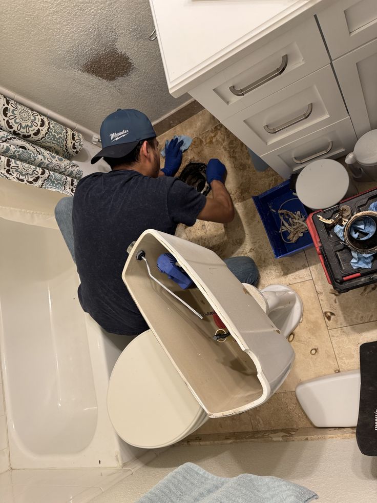 خدمات سباكة وكهرباء احترافية في جميع أنحاء المملكة | FixFlow KSA 7 Toilet Installation and Repairs