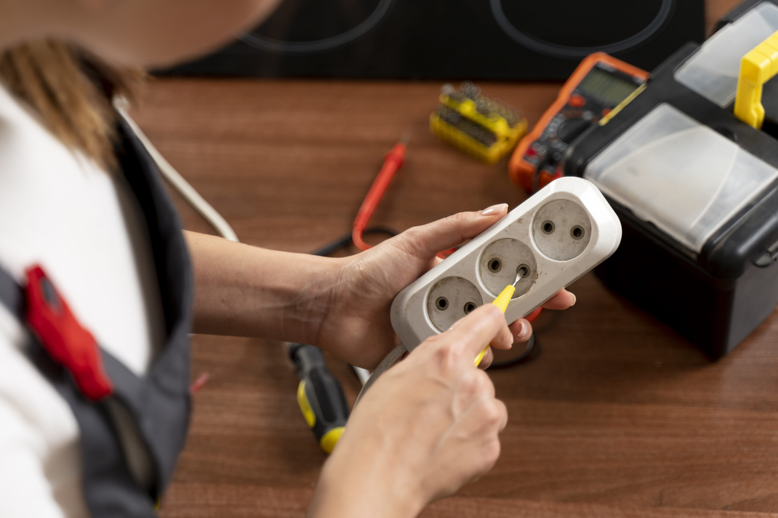 كهربائي الجبيل المعتمد 24/7 | صيانة وتركيب كهرباء في الجبيل الصناعية والبلد 5 service maintenance worker repairing 2 scaled